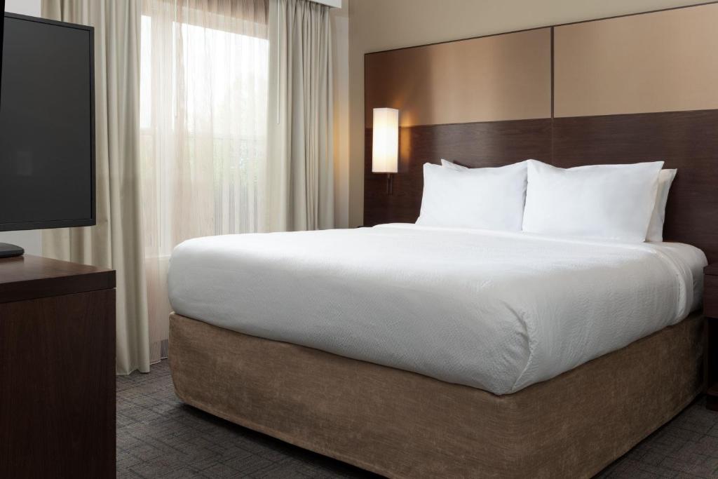 Postel nebo postele na pokoji v ubytování Residence Inn by Marriott Columbus Polaris