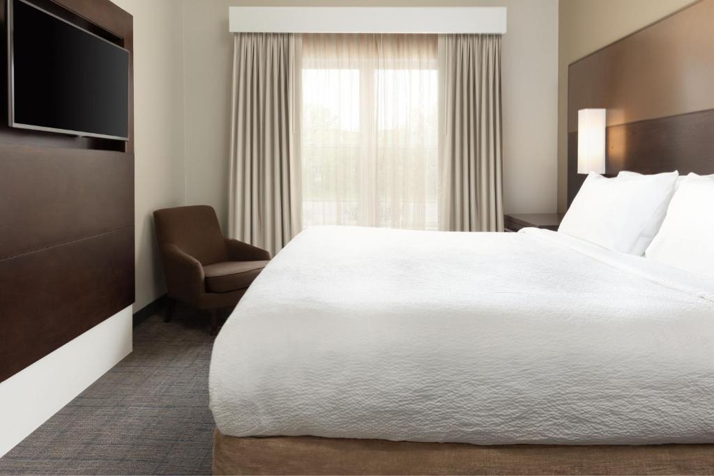 Postel nebo postele na pokoji v ubytování Residence Inn by Marriott Columbus Polaris