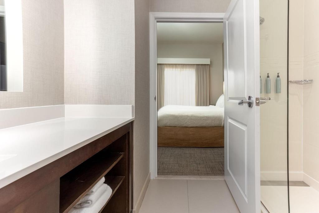 Postel nebo postele na pokoji v ubytování Residence Inn by Marriott Columbus Polaris