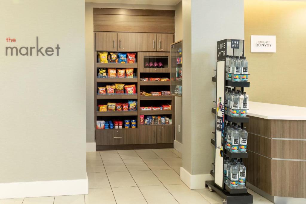 Supermarket nebo jiné obchody v  hotelu nebo okolí