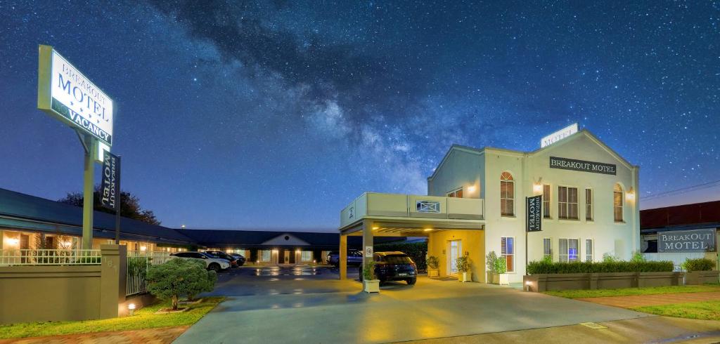 une station-service de nuit avec un ciel étoilé dans l'établissement Breakout Motor Inn, à Cowra