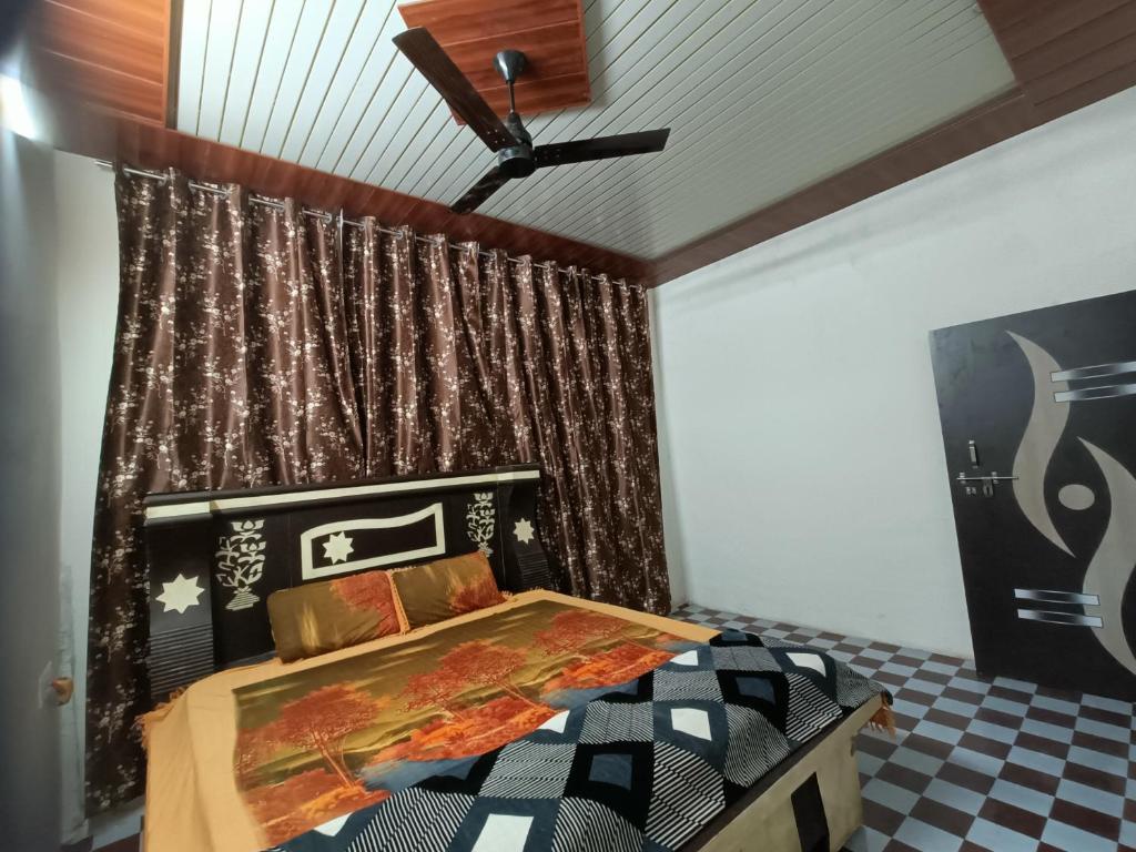 um quarto com uma cama e uma cortina em Keshav Narayan Home Stay em Mathura