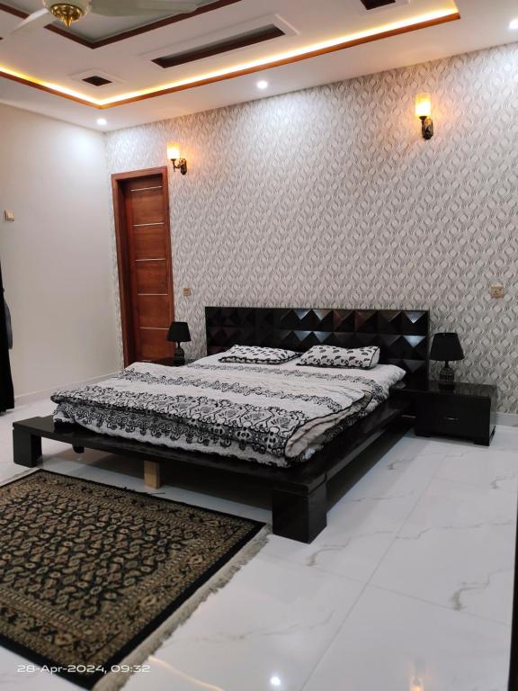 um quarto com uma cama e uma parede em 2 bedrooms Independent house Valencia town Lahore em Lahore