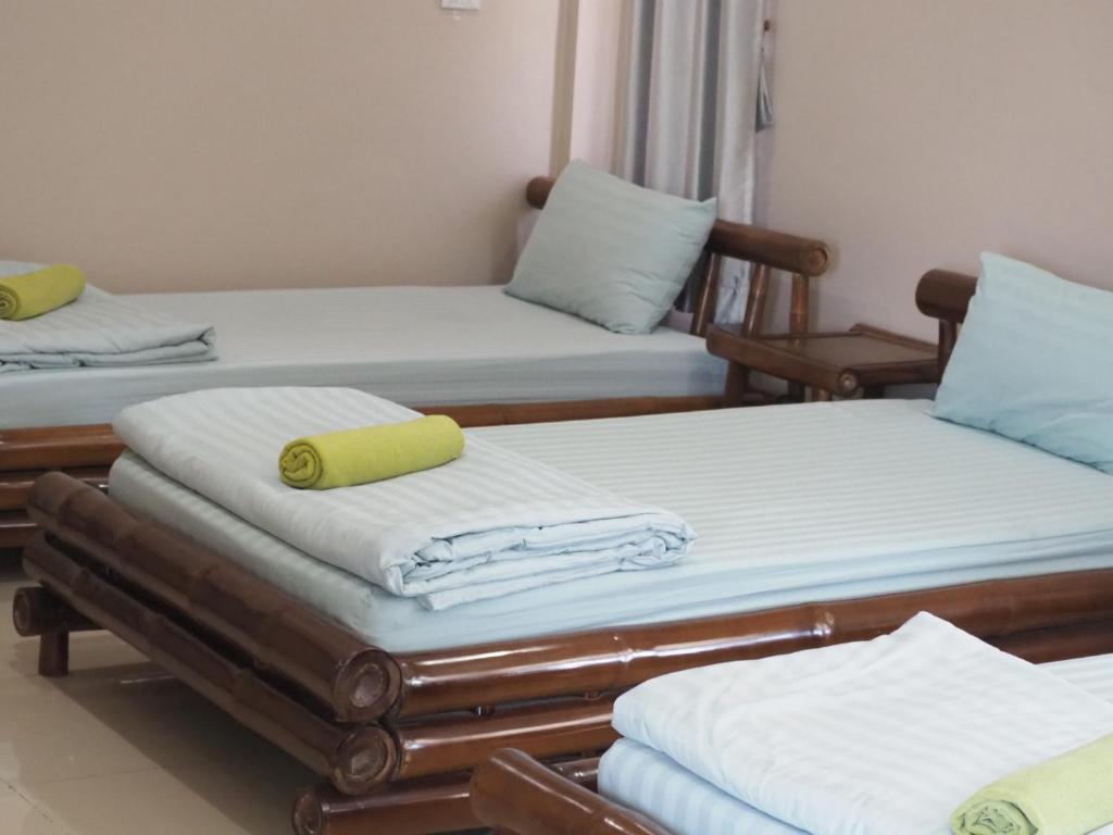 Postel nebo postele na pokoji v ubytování บ้านชมเขา - Baan Chom Khao