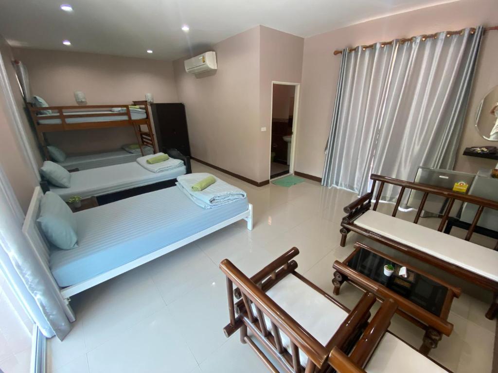 Postel nebo postele na pokoji v ubytování บ้านชมเขา - Baan Chom Khao