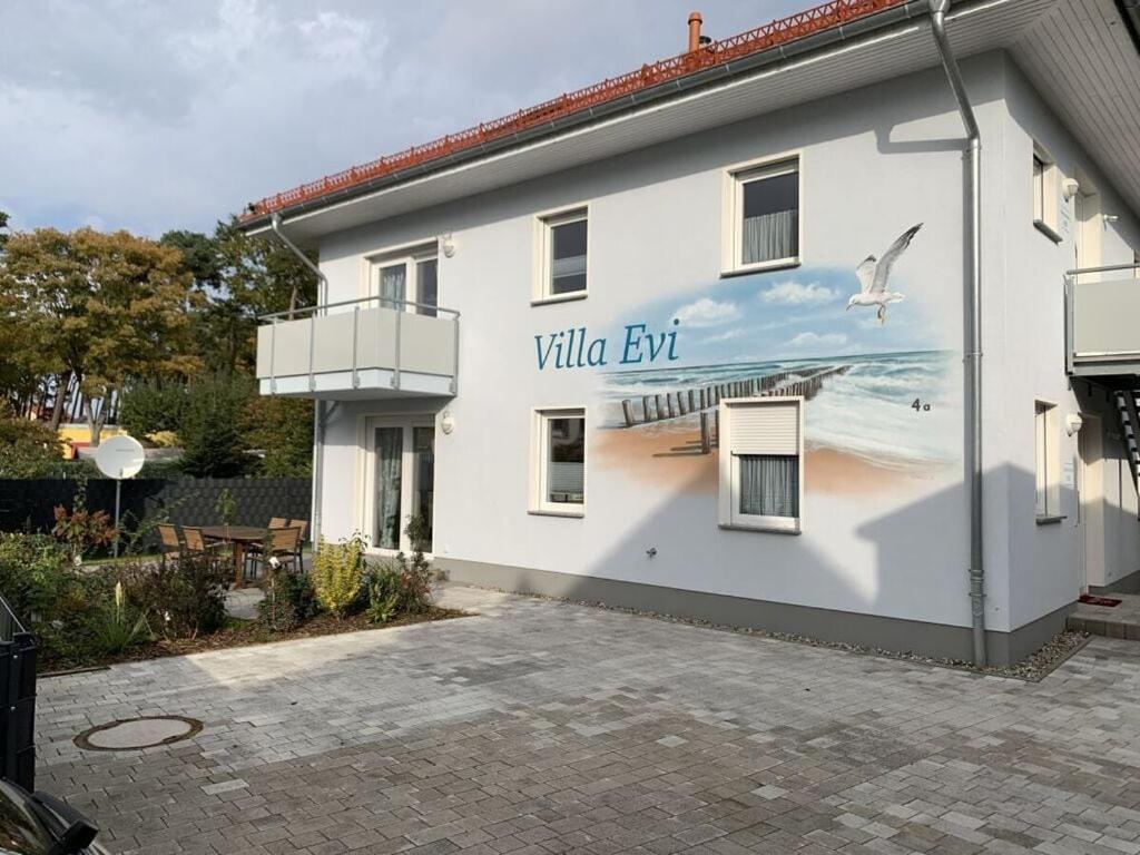 un edificio con un mural en el costado en Villa Evi Modern retreat en Lubmin