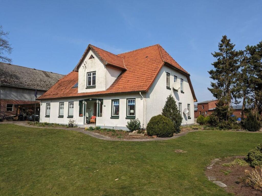 KührstedtにあるLandlust Comfortable holiday residenceの庭のオレンジ色の屋根の白い家