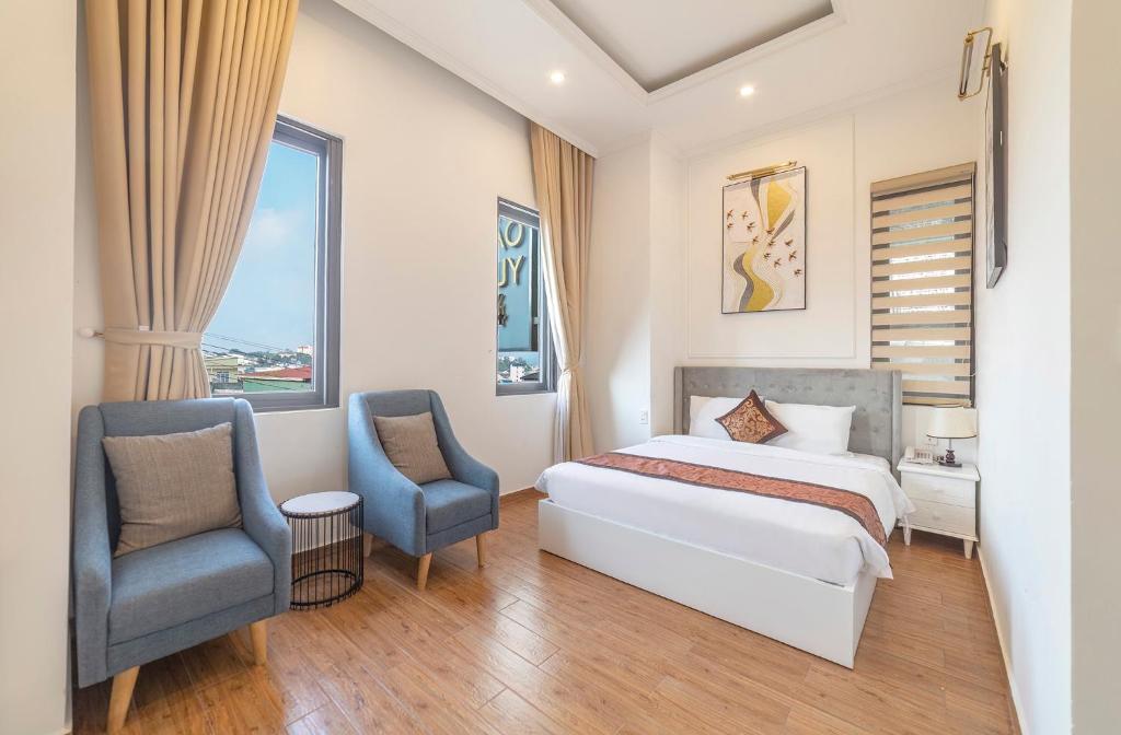 大叻的住宿－Bảo Duy 4 Hotel，配有一张床和一把椅子的酒店客房