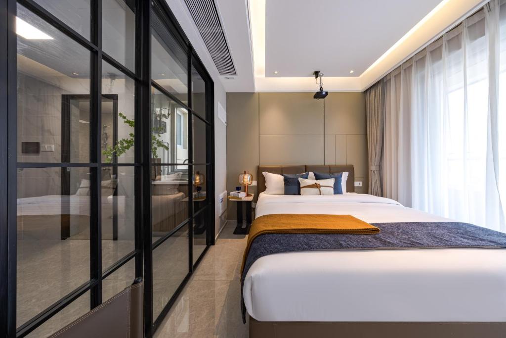 Postel nebo postele na pokoji v ubytování Xi Ke Executive Apartment - Shenzhen Futian Exhibition Center