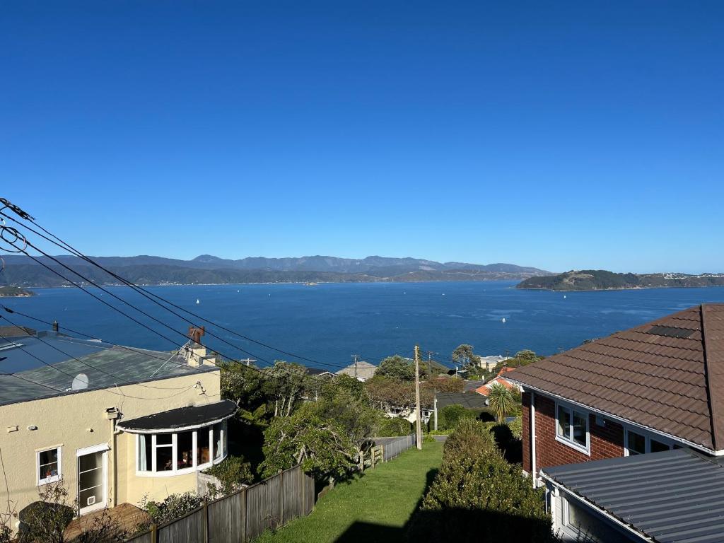 uma vista para a água a partir de uma casa em Sea views from sunny house em Wellington