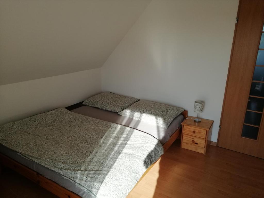 Łóżko lub łóżka w pokoju w obiekcie Domki Alex I Maciek
