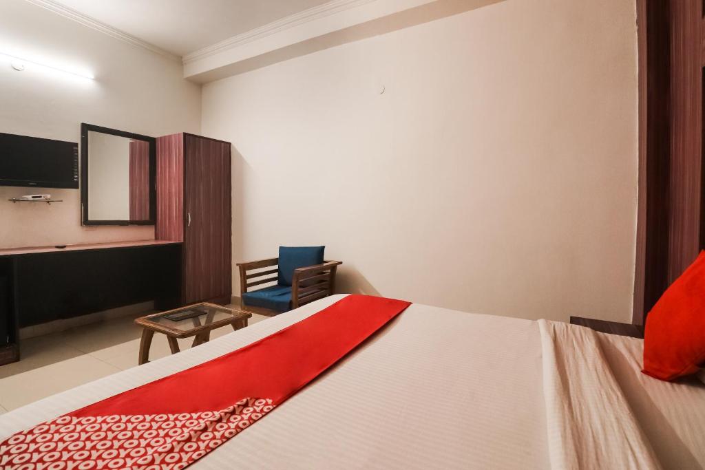 Cama ou camas em um quarto em OYO Global Radiance