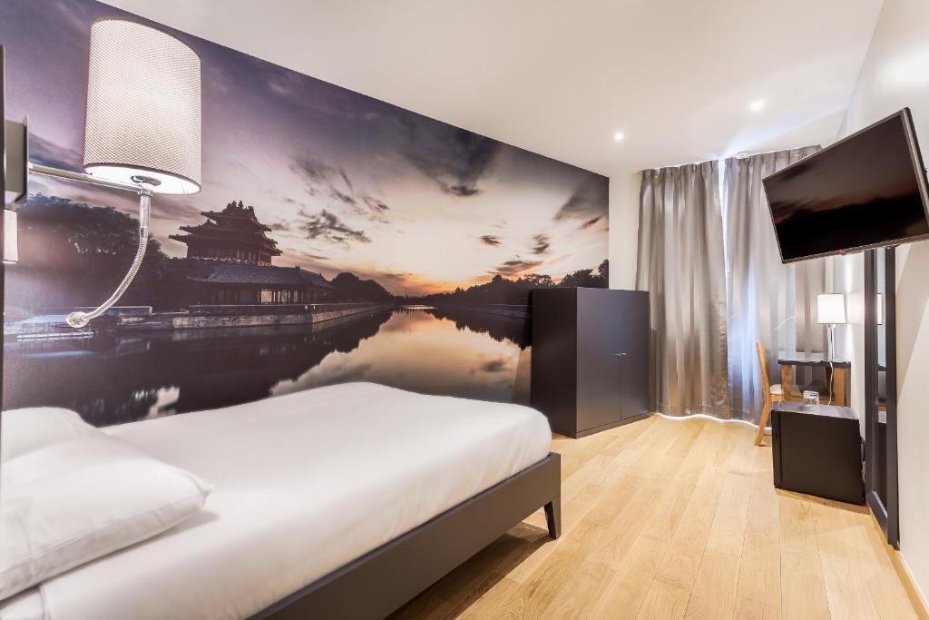 - une chambre avec un grand lit orné d&#39;une peinture murale dans l&#39;établissement Hotel Jenner, à Paris