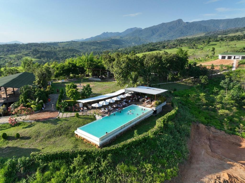 an overhead view of a swimming pool in a field at Habitaciones con vista al infinito en Fundo Onírica in Tarapoto