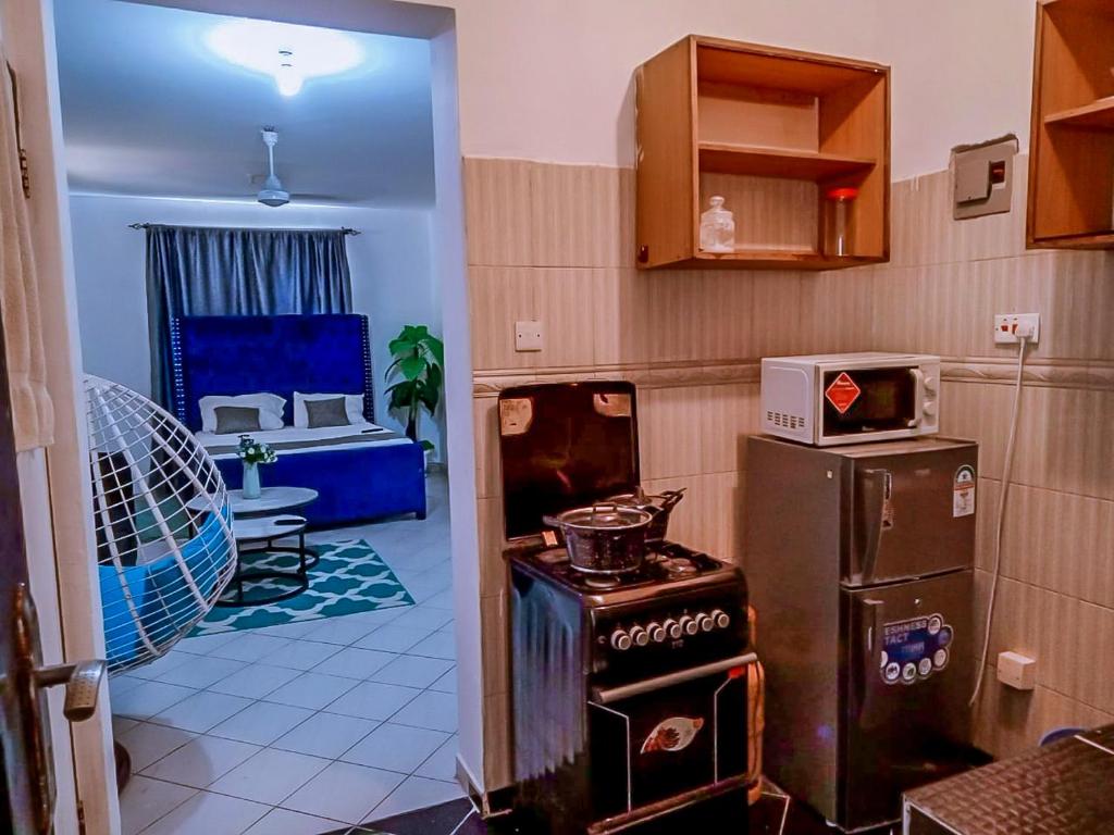 eine Küche mit einem altmodischen Herd in einem Zimmer in der Unterkunft Dasha Studio apartment Bamburi D4 in Bamburi