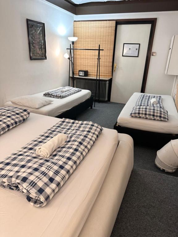 HOSTEL LOVELY ROOMS, city center, shared Bathroom, windows to corridor - 豪华室