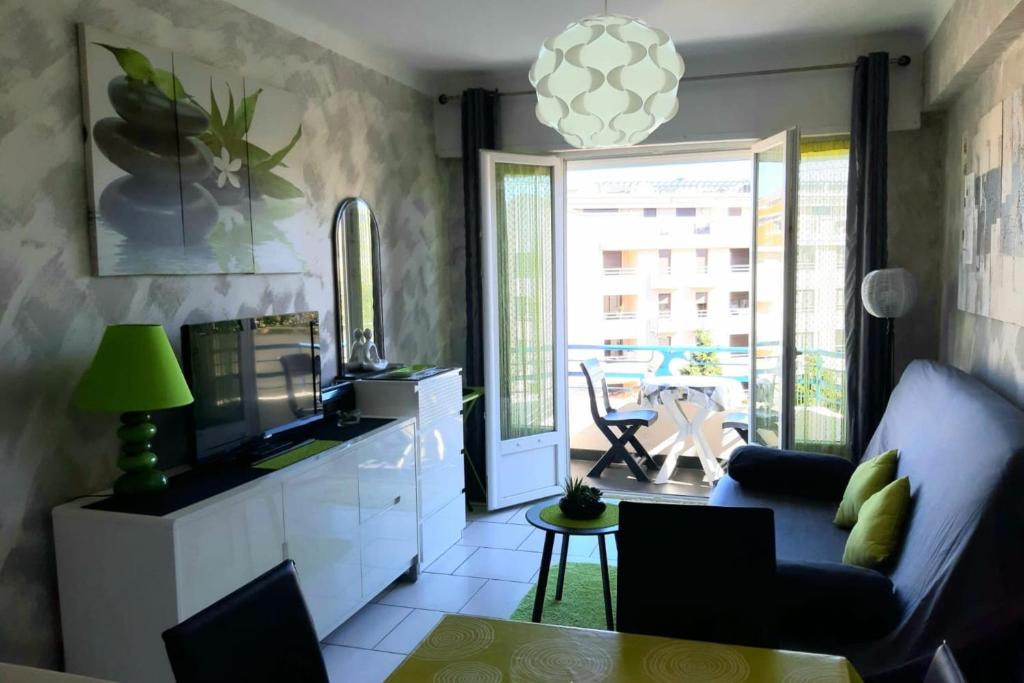 Studio in the heart of Juan les Pins with magnificent sea view terrace休息區