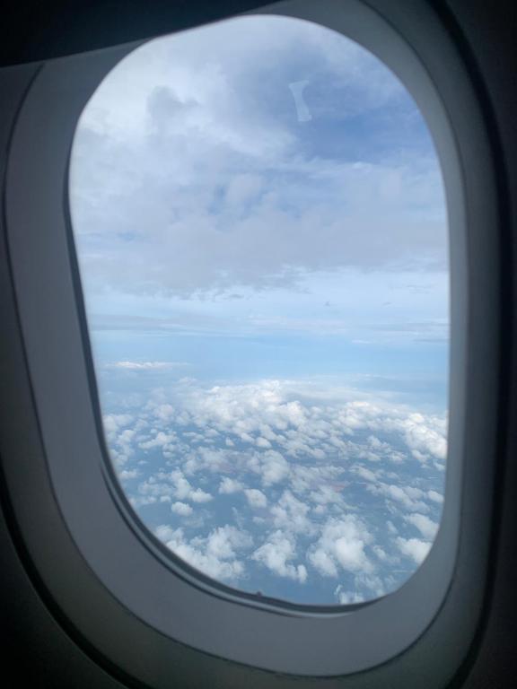 una vista de las nubes desde la ventana de un avión en Givande Studio at One PonteFino, en Batangas