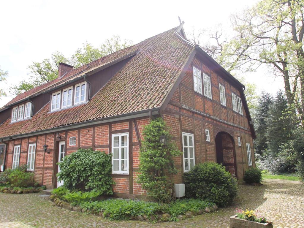 a large brick house with a gambrel roof at Wohnung in Dorfmark nahe Lüneburger Heide in Dorfmark