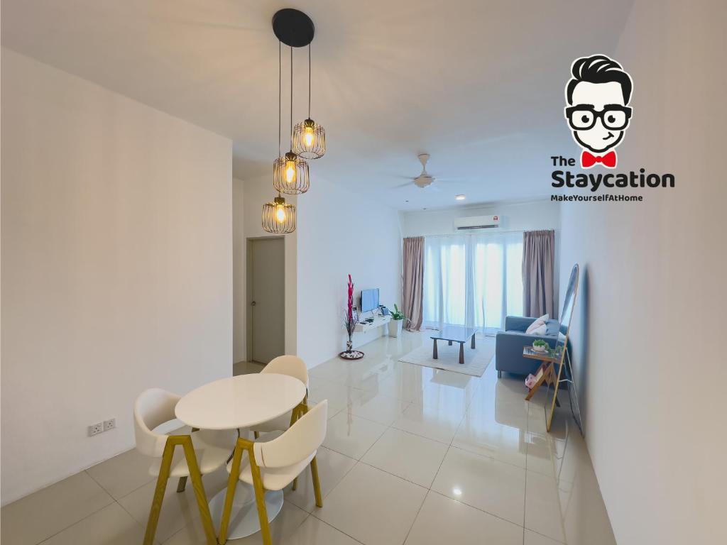 - un salon avec une table et des chaises blanches dans l'établissement Staycation Homestay 44 Gem Suite, à Kuching