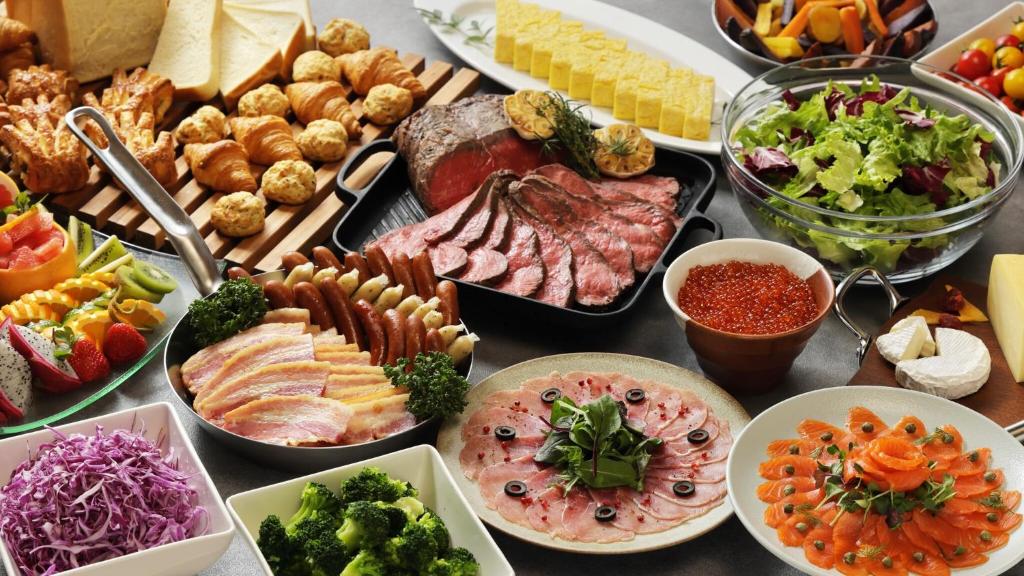 Una mesa cubierta con muchos tipos diferentes de comida en Hotel Nikko Northland Obihiro, en Obihiro