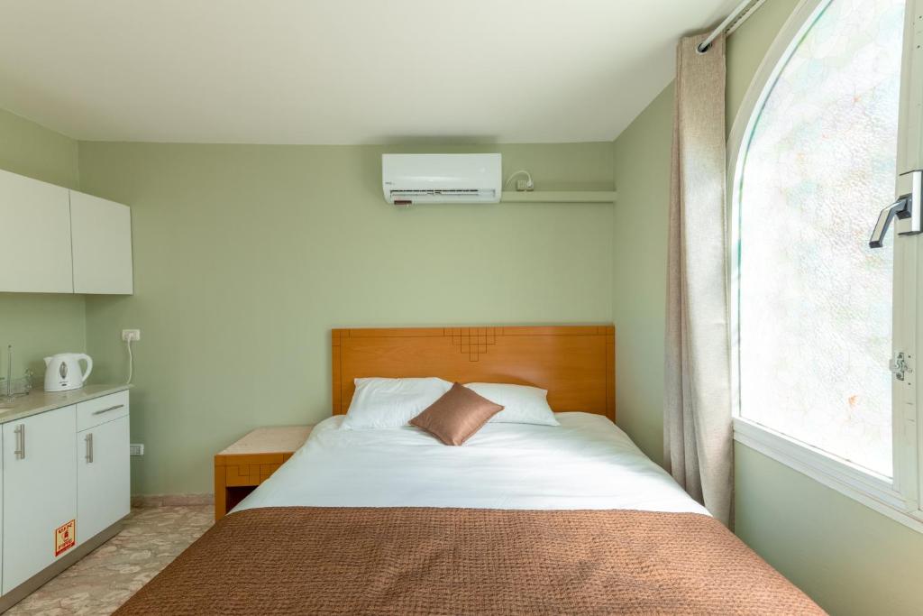 a bedroom with a bed with a large window at Villa Li Eilat in Eilat