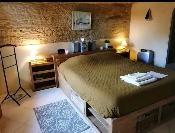 Postel nebo postele na pokoji v ubytování Studio troglodyte en Provence