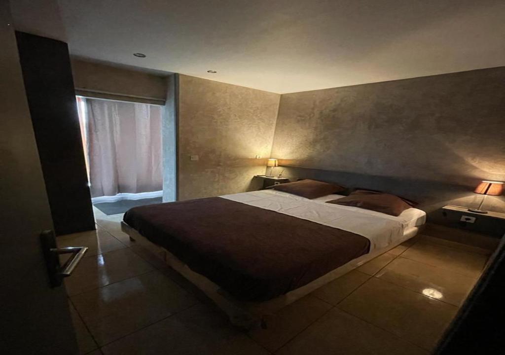 パリにあるLPL パリ ホテルのベッドルーム(大型ベッド1台、窓付)