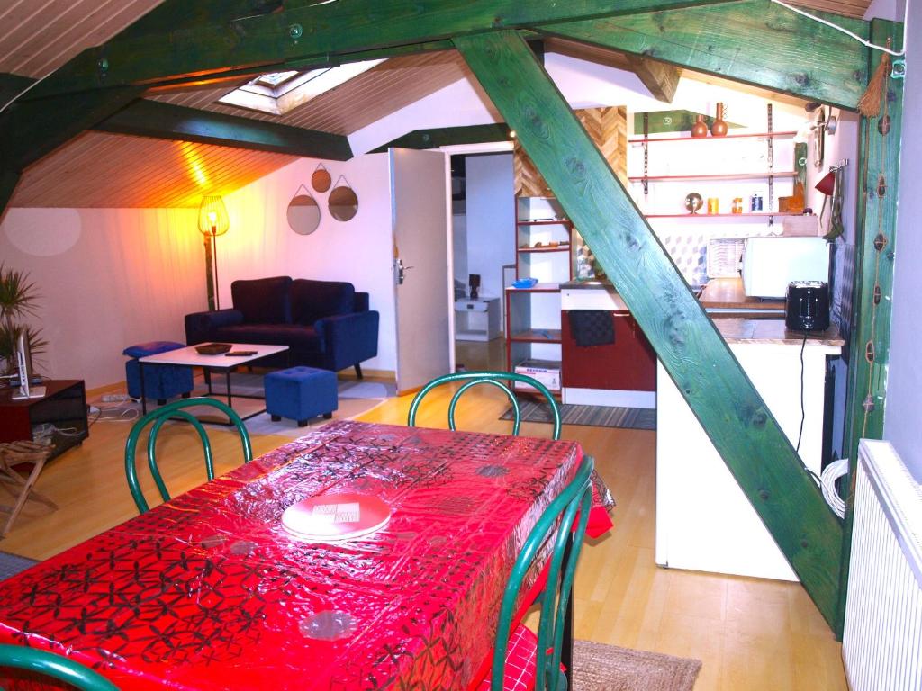 - un salon avec une table et des chaises rouges dans l'établissement Parcieux.T2 meublé équipée, à Parcieux