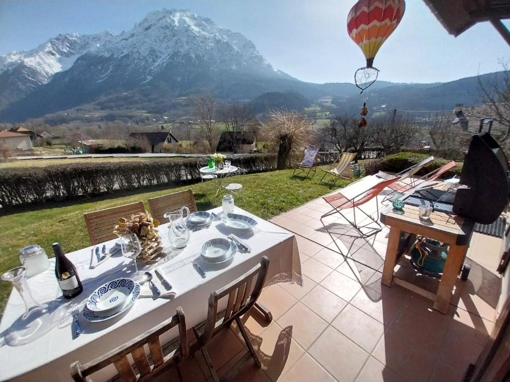 una mesa con un globo volando sobre una montaña en Maison de montagne en Saint Firmin
