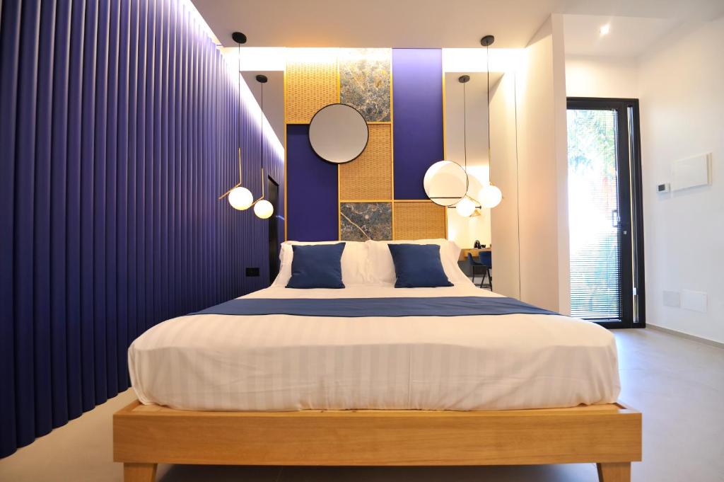 Posteľ alebo postele v izbe v ubytovaní Emesh Boutique Suite