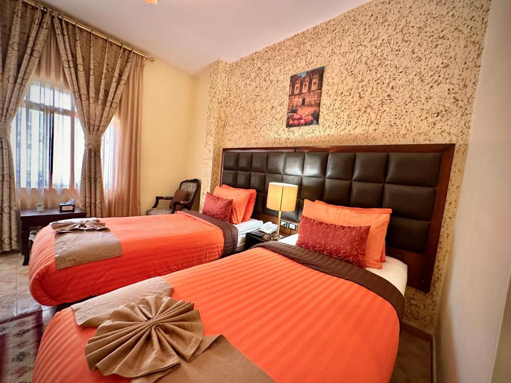 Postel nebo postele na pokoji v ubytování Anbat Midtown Hotel