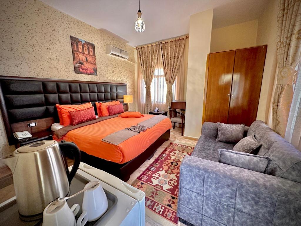 Postel nebo postele na pokoji v ubytování Anbat Midtown Hotel
