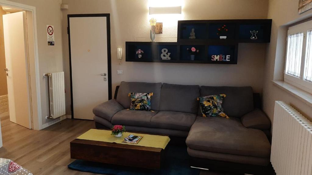 ein Wohnzimmer mit einem Sofa und einem Couchtisch in der Unterkunft CASA MARIA1 in Cigole