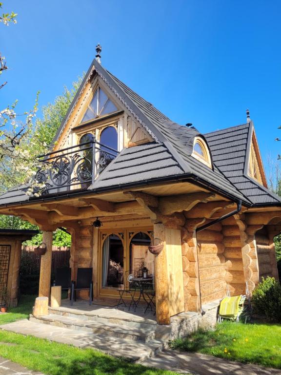 uma cabana de madeira com um telhado de gambrel em Jędruś em Zakopane