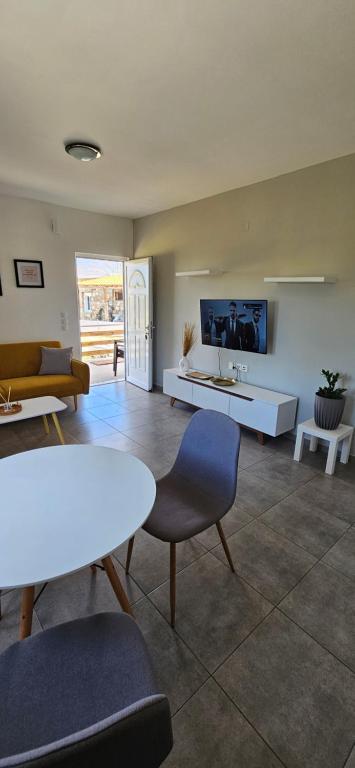 uma sala de estar com um sofá e uma mesa em heaven suite elafonisi em Elafonisi