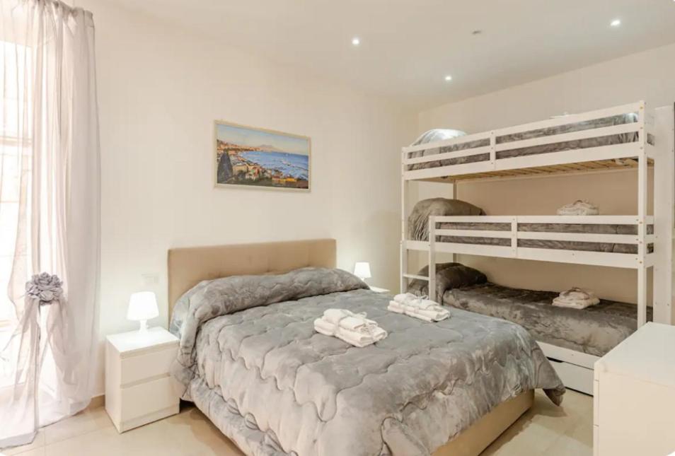 - une chambre avec un lit et des lits superposés dans l'établissement La Suerte Ercolano, à Ercolano