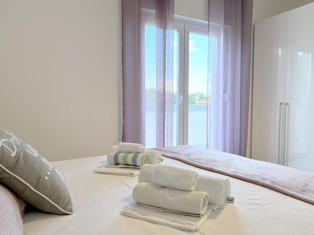 Postel nebo postele na pokoji v ubytování Evergreen & Pinky Apartments close to the Beach