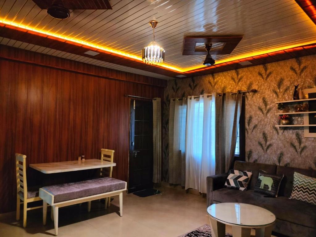 sala de estar con sofá y mesa en Manu's Family Home, en Haridwar