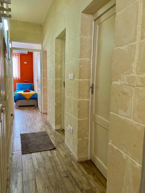 Postel nebo postele na pokoji v ubytování Ritz Apartments Marsalforn Gozo