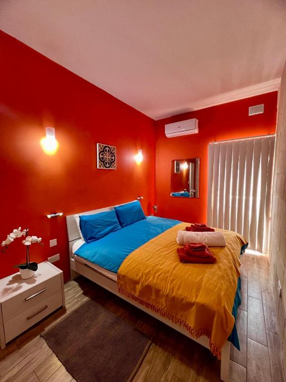 Postel nebo postele na pokoji v ubytování Ritz Apartments Marsalforn Gozo