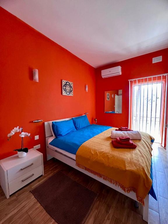 Postel nebo postele na pokoji v ubytování Ritz Apartments Marsalforn Gozo