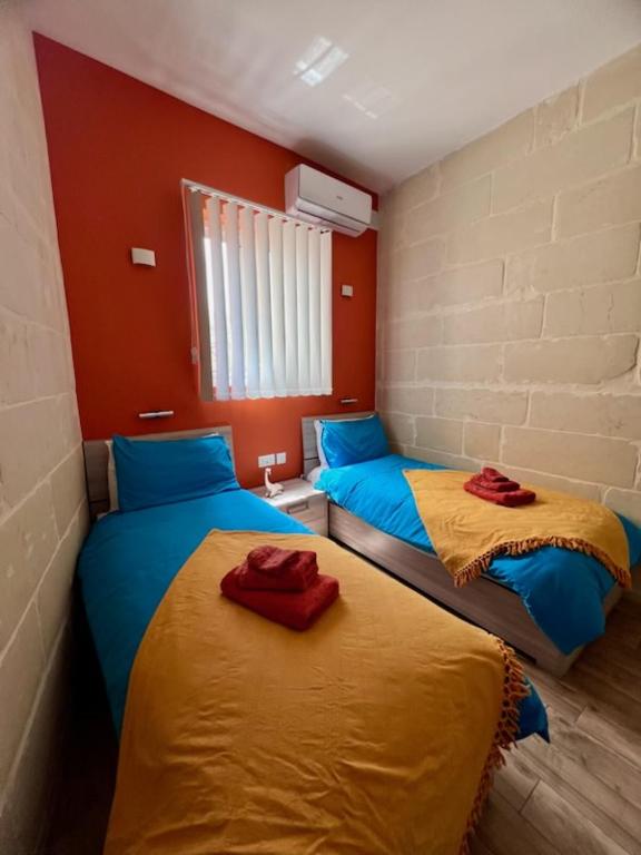 Postel nebo postele na pokoji v ubytování Ritz Apartments Marsalforn Gozo