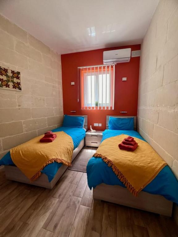 Postel nebo postele na pokoji v ubytování Ritz Apartments Marsalforn Gozo