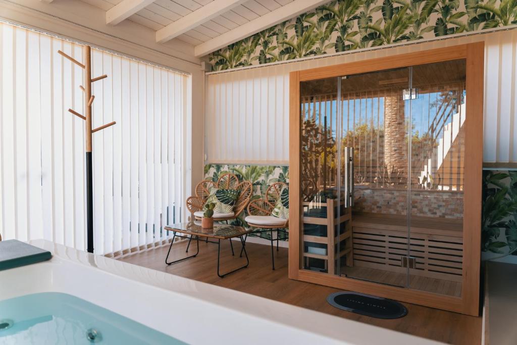 Bazén v ubytovaní Emesh Boutique Suite alebo v jeho blízkosti