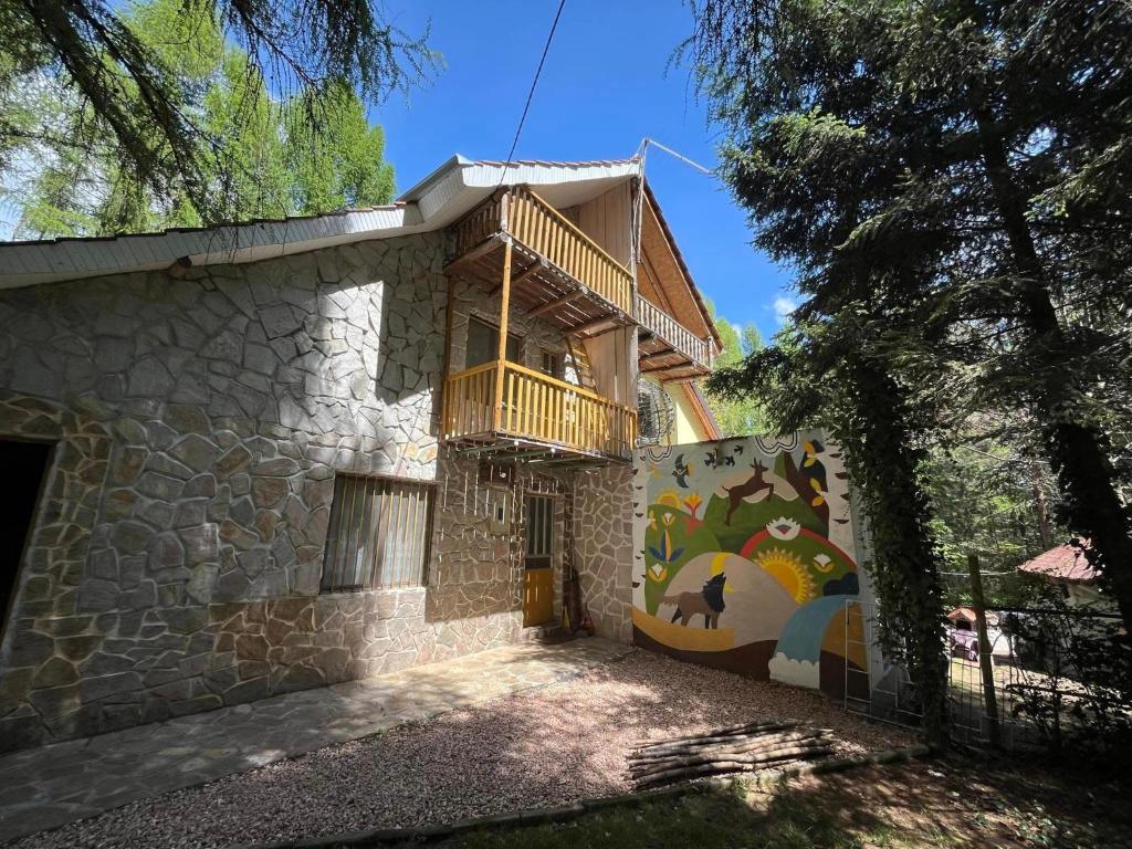 una casa con un balcón en el lateral. en Villa Rashkov, en Kočani