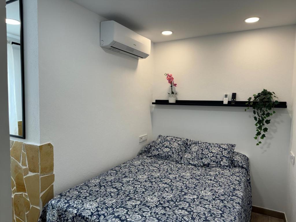 ein Schlafzimmer mit einem Bett in einem Zimmer in der Unterkunft Checkmate in Tolox