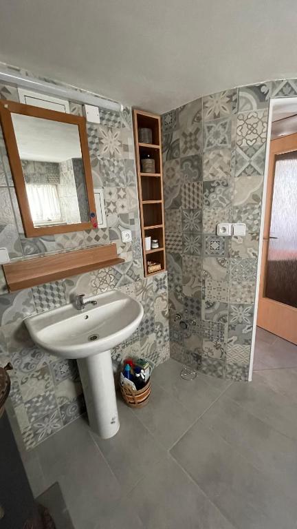 a bathroom with a sink and a mirror at Guesthouse Trnčín in Mladá Boleslav