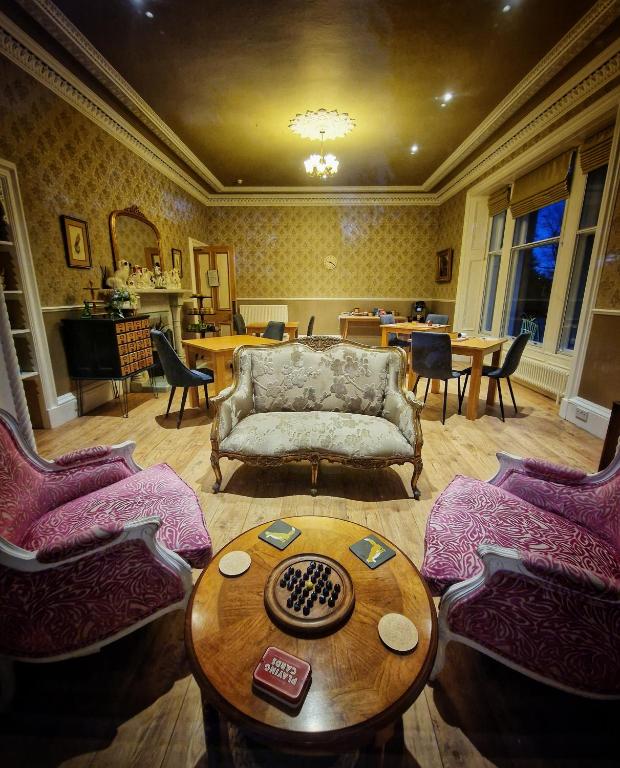 Posezení v ubytování The Pines Guest House