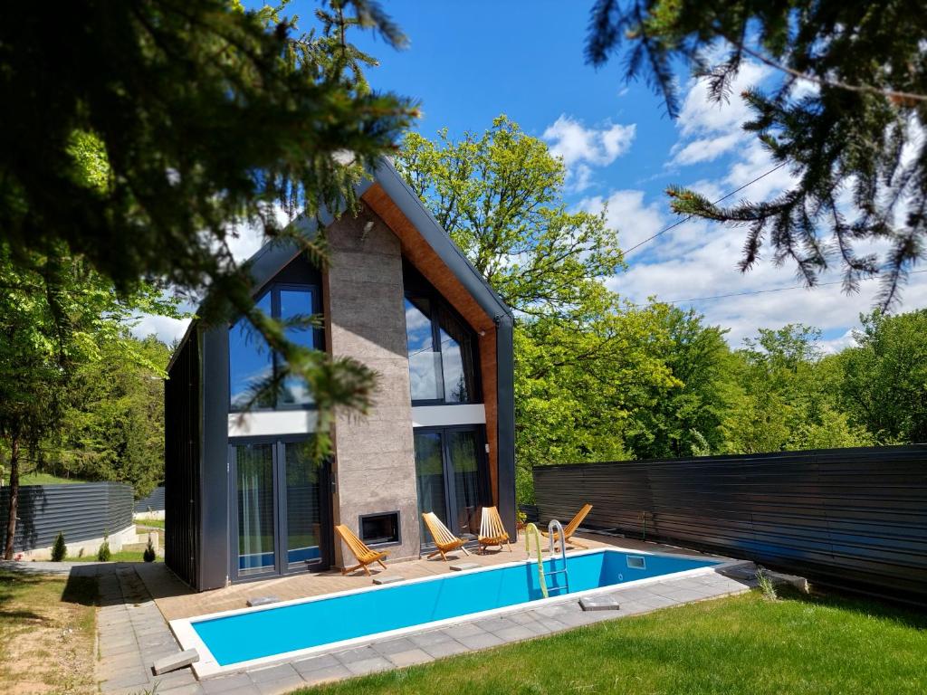 una casa con piscina nel cortile di Orange Villa with private pool a Ilidža